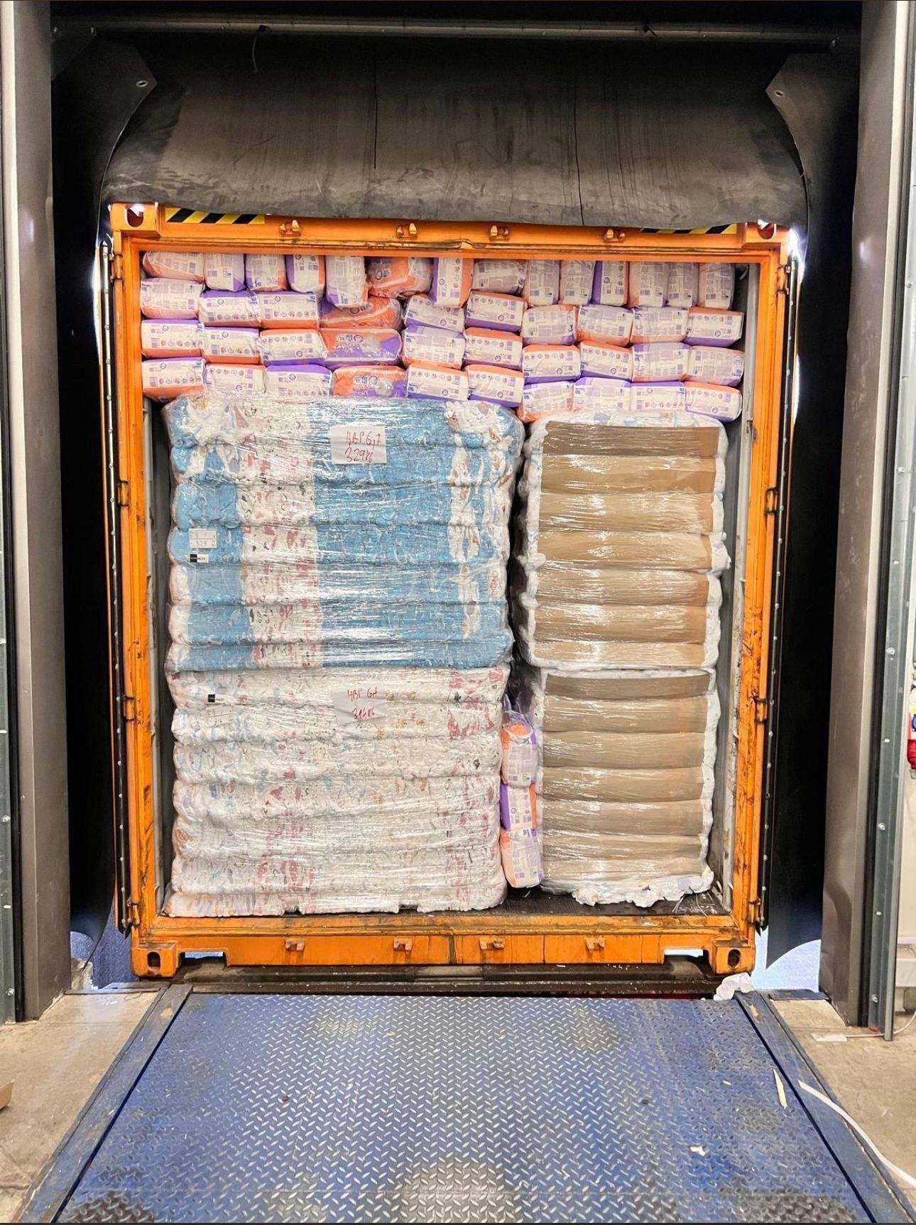 Couches bébé en coton avec protection anti-fuite marques LUPILU BABYDREAM BABYLOVE en balles